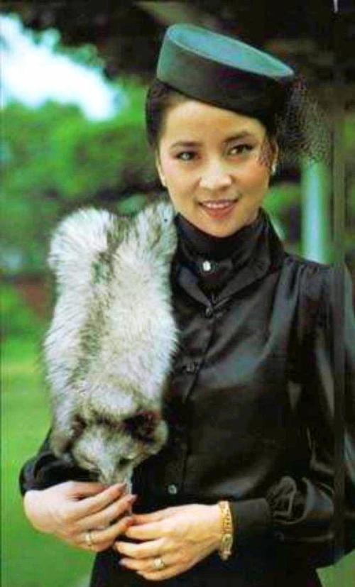成龙在外国的很长一段时间,妻子林凤娇经常半夜躲起来