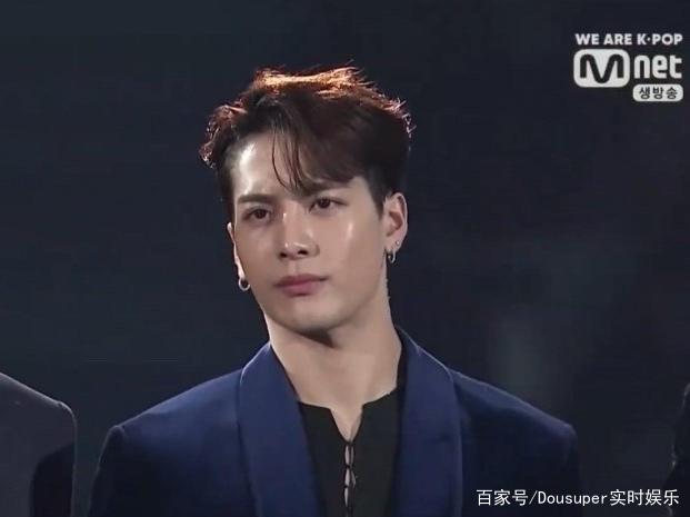 更可爱的是,走完红毯以后,王嘉尔的发型又变回原型了.