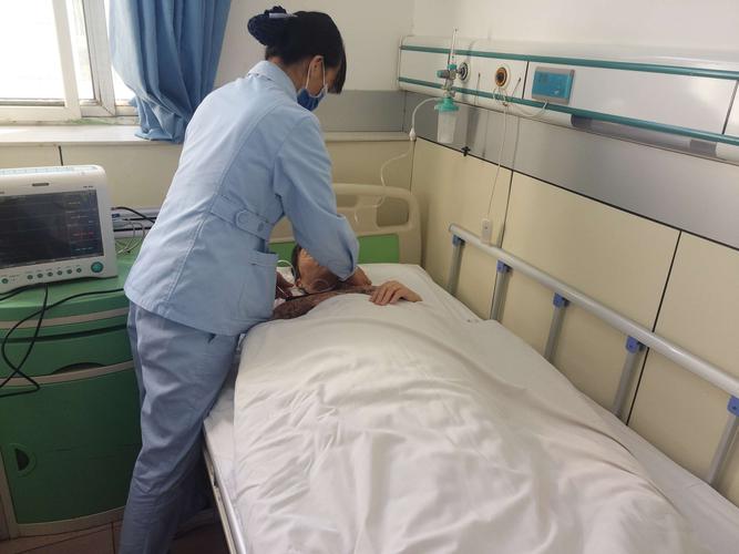 给病人低流量氧气吸入2l/min