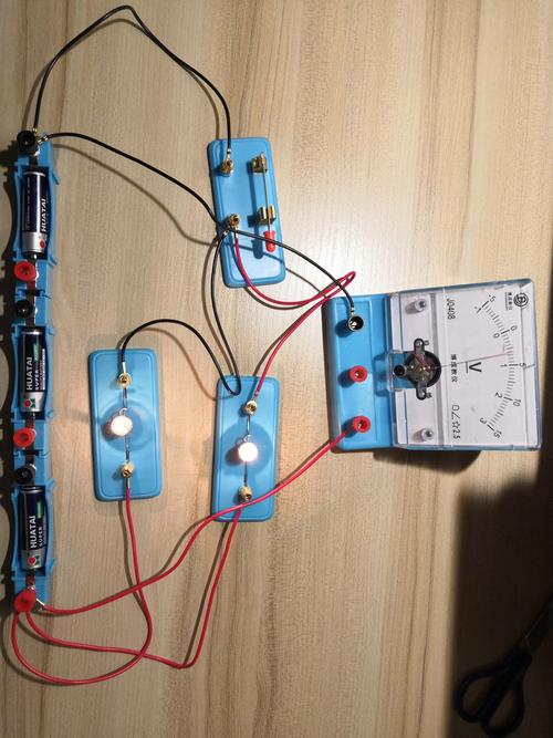 此时为并联电路,电压表示数为3v,也就是电源电压(总电压)为3v