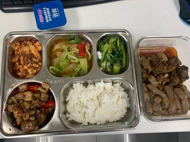 成都某996央企食堂盒饭