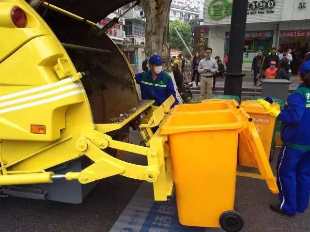 4月12日,全市第一辆黄色垃圾清运车在环北新村投入使用,黄车负责运输