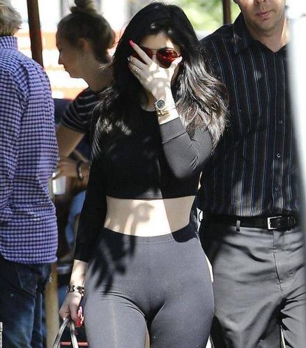 娱乐圈女星也爱穿紧身裤,因太紧下面成为了焦点!