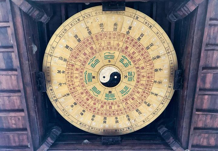 站在中天楼跨越的十字路口中心,抬头仰望,楼顶是一幅阴阳八卦图.