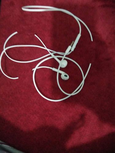 求p图大神,帮我把耳机线p断,怎么剪都行,只要是剪断就