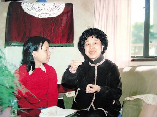 徐玉兰手把手指导许志英↑"我那时是怕她的,她对我很严厉,但徐老师是