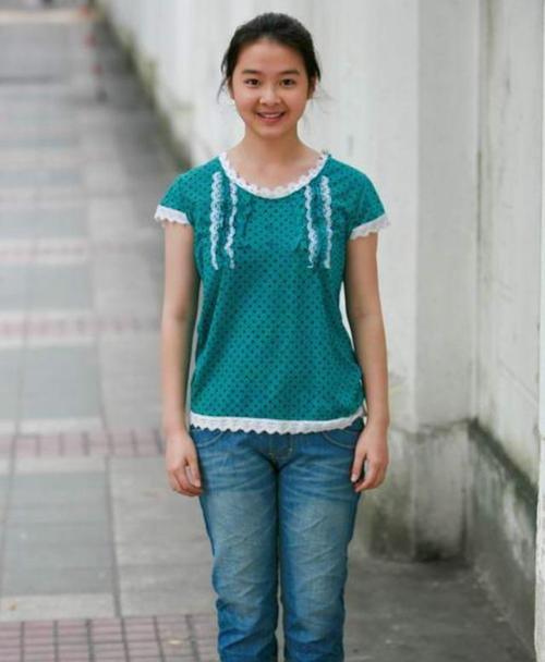 这个角色的扮演者就是杨晓丽,当时只有14岁的杨晓丽还在剧中与释小龙