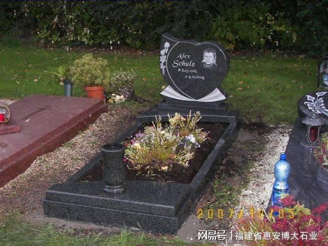 常用的墓碑格式通常用较小的字体书写.