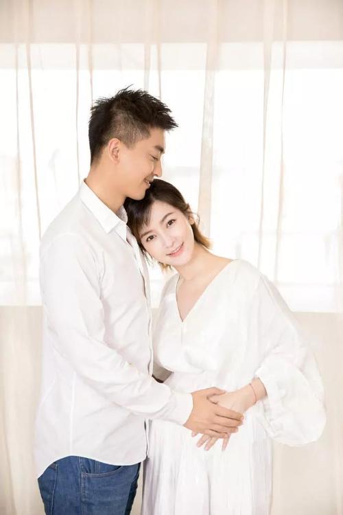 李晟李佳航晒孕照,小燕子不仅嫁给了尔康还要生宝宝啦?