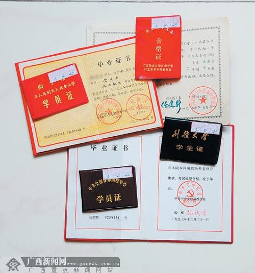 年长才知"书到用时方恨少" 一沓证书见证读书渴望