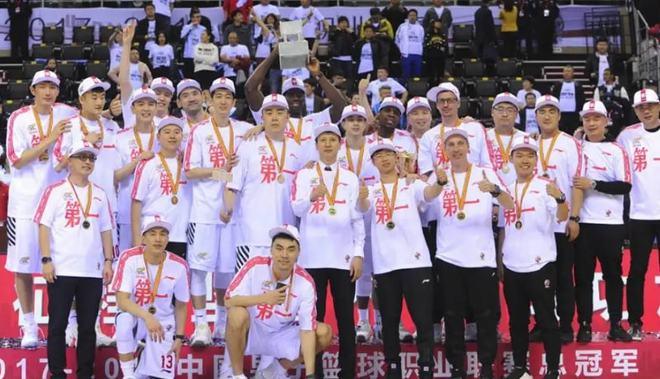 虽然最近两个赛季,辽宁都在总决赛1-2输给了广东,但是四年前的半决赛