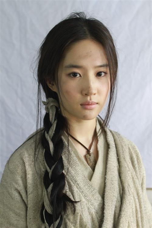 灵雎是刘亦菲主演的古装电影《铜雀台》中的女主角,是虚构的人物.