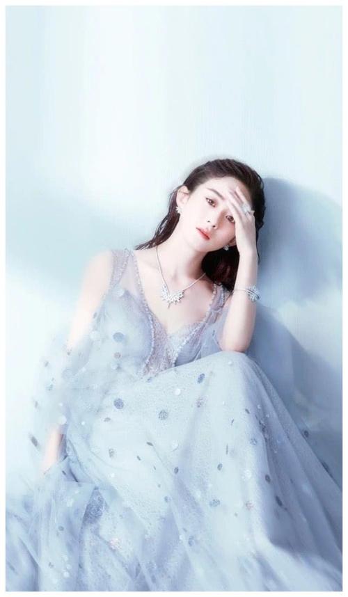 有种"海绵身材"叫赵丽颖,穿背心裙紧得勒出曲线,越看越有味