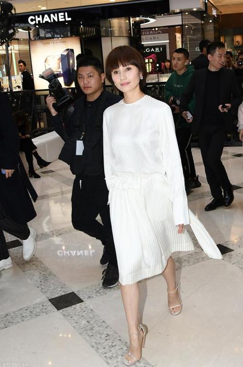 袁泉的气质太难超越,穿白色连衣裙优雅温柔,气场全开