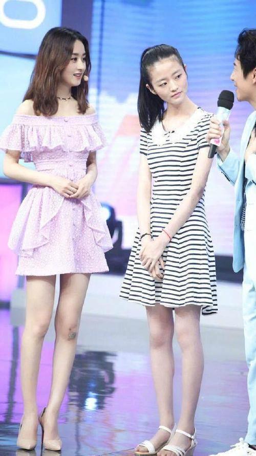 唐艺昕和赵丽颖撞衫一字肩,身高都是165视觉效果怎么差这么大
