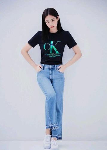 "人间香奈儿"jennie代言ck,t恤 牛仔裤太辣了,身材比例绝了