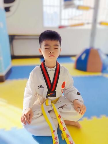 刚来学跆拳道馆的时候,我很快就适应了这里的环境,教练还表扬了我哦