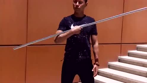 这位大哥棍术了得,慢动作演示,教你轻松学会"悟空"经典棍花!