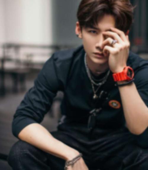 《明星大侦探》回归,白敬亭烟熏妆抢眼,黑色西装走酷