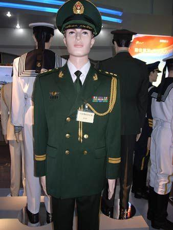 组图:武警部队8月1日换着07式服装