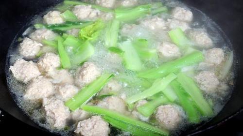 吃饭喝一碗,暖身又暖胃,这样做青菜丸子汤,比炖的补汤还要鲜
