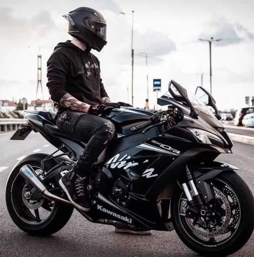 有没有男生动漫机车头像?