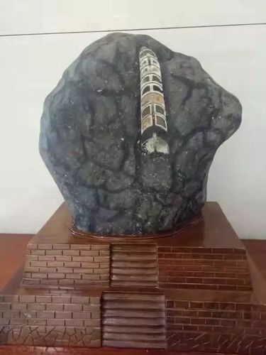 安康男子找出中国字样奇石献礼祖国