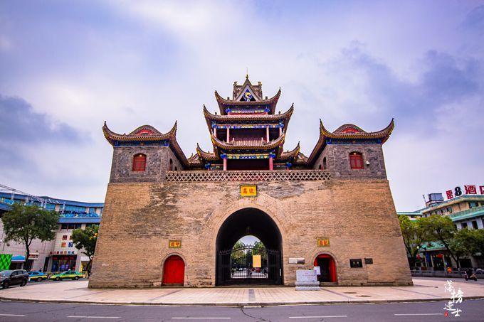 银川繁华的十字路,有一座高耸秀丽的鼓楼,成为了这座城市的地标