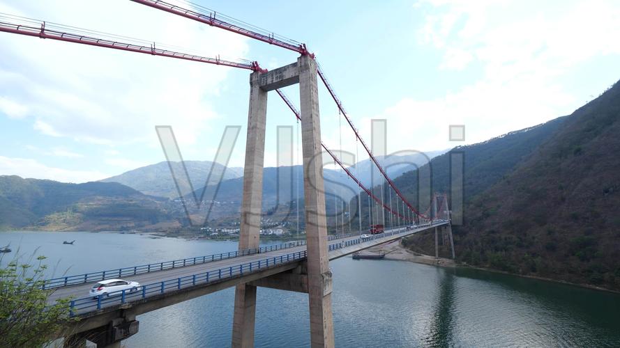 实拍临沧澜沧江大桥蓝天白云左右摇4k