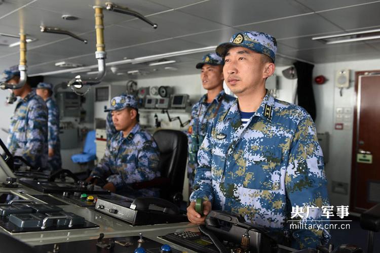 中国海军盐城舰实习舰长蔡青正指挥舰艇航行. 来永雷摄