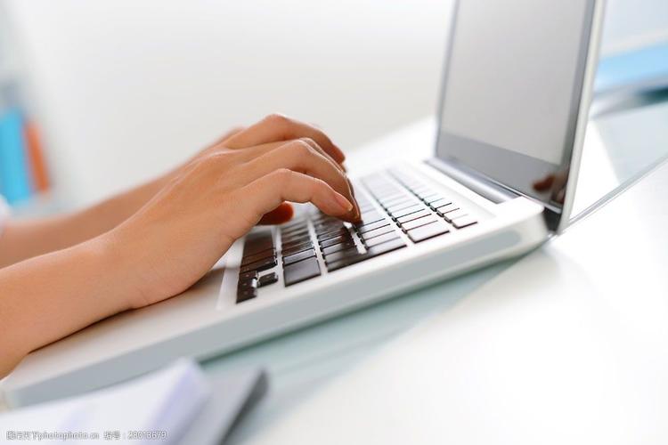 敲击键盘的手图片