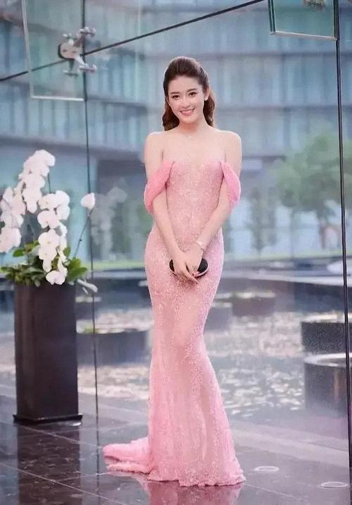 越南第一美女芝芙,穿银色吊带包臀裙秀身材,蜂腰翘臀真惊艳