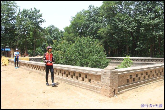 地面上砖砌的围栏