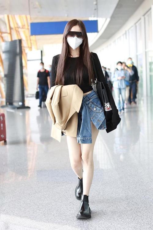 张天爱街拍:露脐t恤牛仔短裤 皮纹包切尔西靴大秀美腿