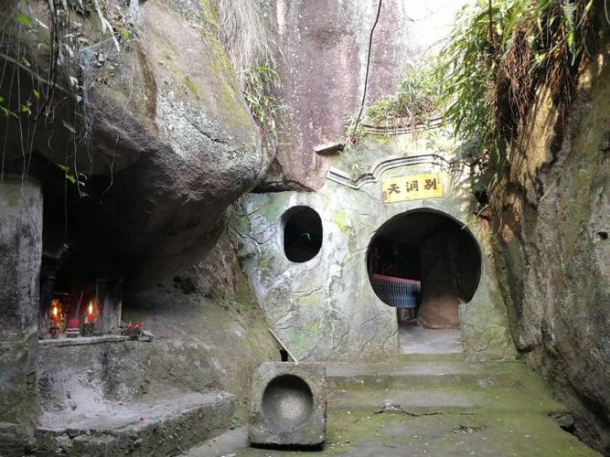 燕窝洞在苍南县望里镇大蜥山西南半坡.