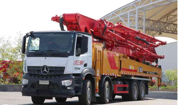 从此我们熟悉的奔驰阿克托斯重卡便专注于公路用车,对于工程系列则