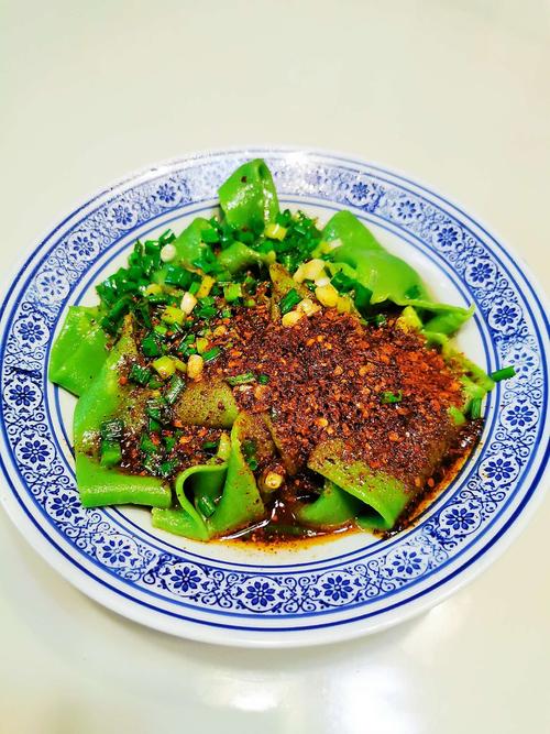 油泼菠菜面,油泼菠菜面的家常做法 - 美食杰油泼菠菜面做法大全