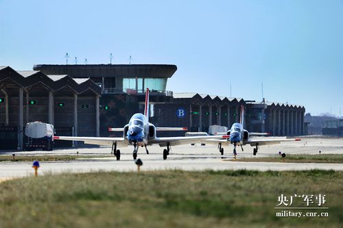 向合格战斗员转变!空军石家庄飞行学院某旅组织学员编队单飞训练