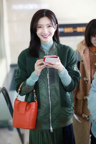 江疏影私服越来越好看,春晚彩排身披金色外套秀美腿,分外迷人!