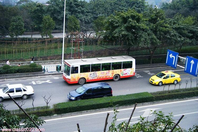 俯视几辆公交车