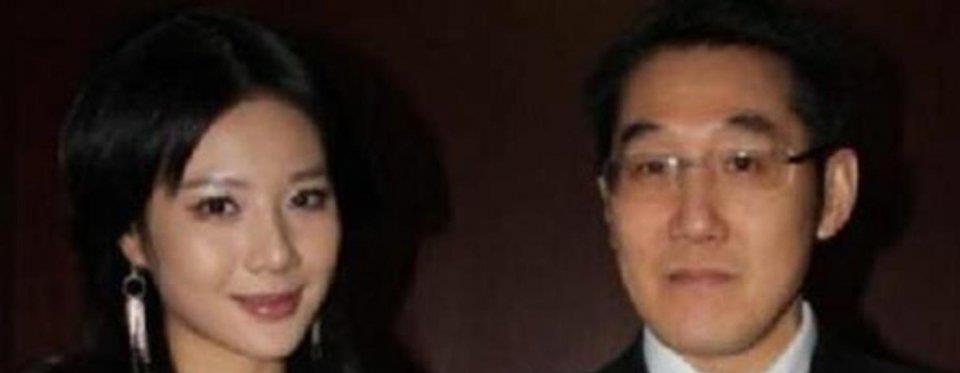 还有宋汶霏的丈夫李达安,比宋汶霏小一岁,我们都知道她们当时就结婚了