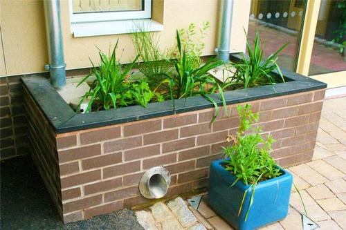 看看,姥爷这机灵劲,下水管下砖砌花坛,偶尔来一场雨省