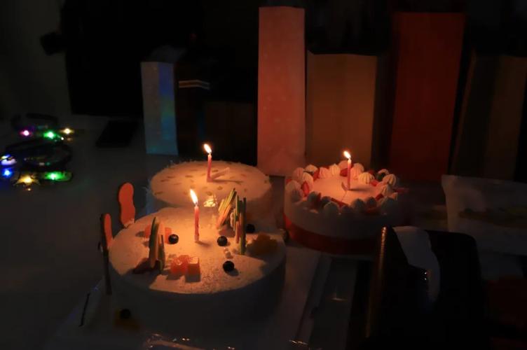 happy birthday 许愿,吹蜡烛 伴随这生日歌和跃动的烛光,寿星们纷纷