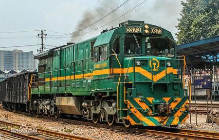 请问这个节目里的火车头是什么类型的,有柴油引擎和发电机的属于什么