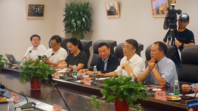 座谈会上,周旭洲会长,郭景彬主席,曾文涛董事长,杨莉总经理