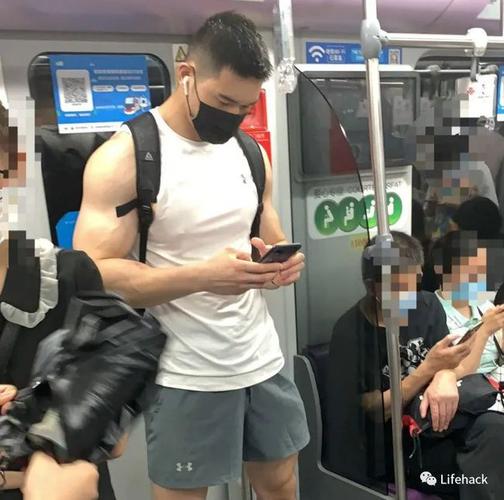 李东海半裸出镜引发舔屏,粗壮手臂太可了