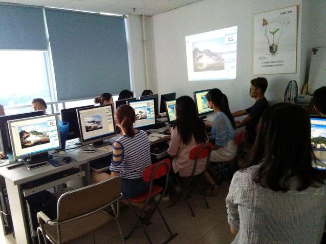深圳大型广告公司做设计师,昆山广告策划礼仪公司担任过设计师,策划师