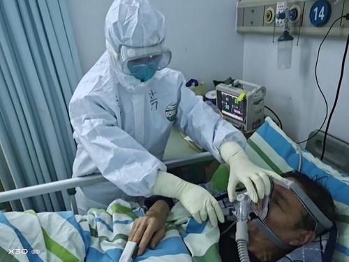 我在给病人戴氧气罩.