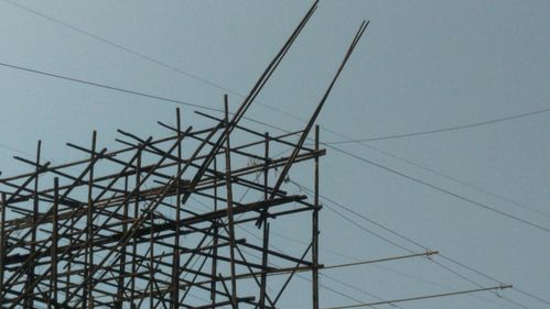 电力过线迪尼玛绳飞过跨越架 搭落在羊角杆上