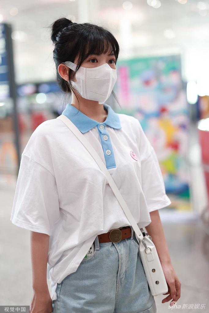 组图:赖美云学生校服造型乖巧减龄 丸子头元气满满